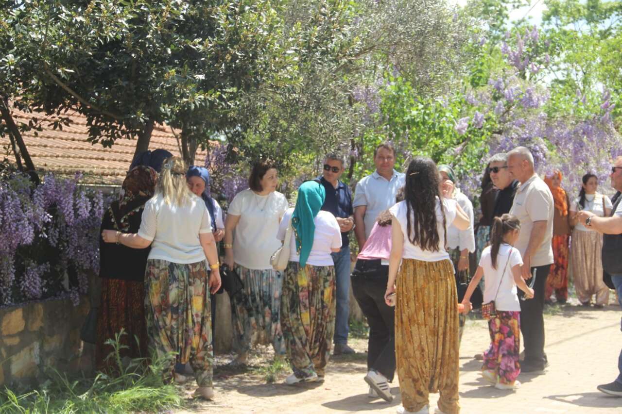 İlginç gelenek! Eş arayan gençler bu sokağa koşuyor 7